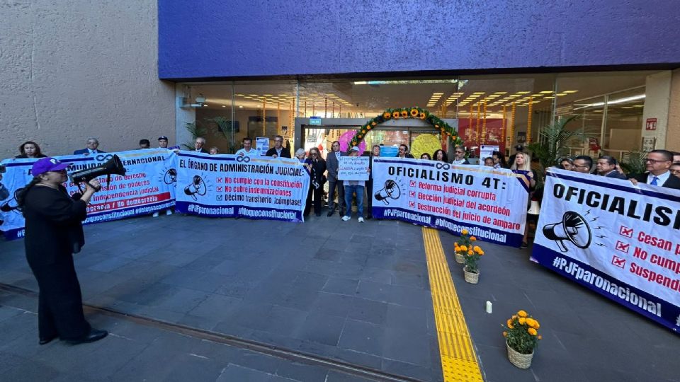 Jueces y juezas cesadas se manifestaron frente al Órgano de Administración Judicial.