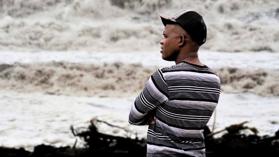 Las imágenes que circulan en redes sociales muestran carreteras partidas, techos desprendidos y árboles arrancados.