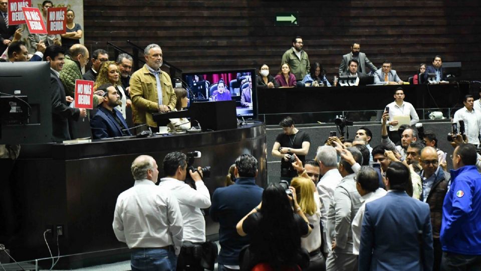 Se autoriza un endeudamiento interno neto de 1.78 billones de pesos, lo cual fue criticado por legisladores de oposición.