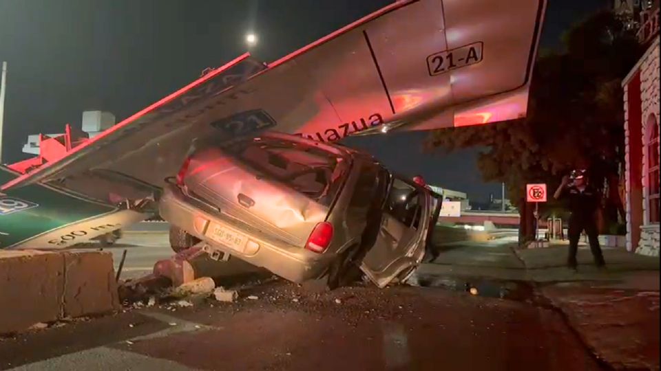 Protección Civil Monterrey atendió el choque de una camioneta Dodge Durango que derribó un señalamiento en la avenida Constitución, en el centro de la ciudad.