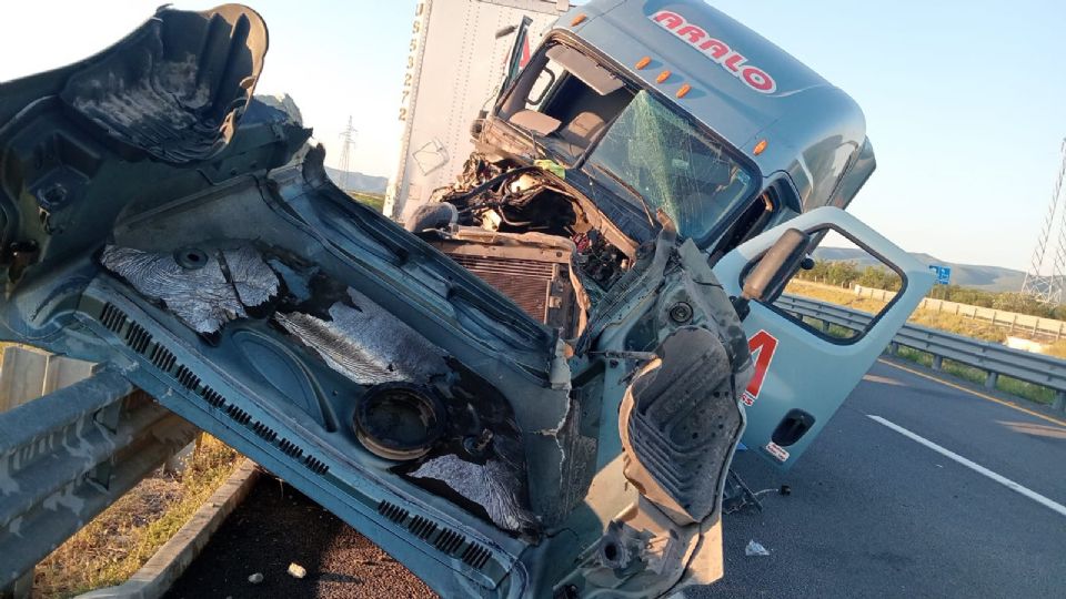 Cuerpos de auxilio atendieron el choque entre dos unidades de carga en la Autopista a Laredo, donde una persona perdió la vida y otra resultó lesionada.