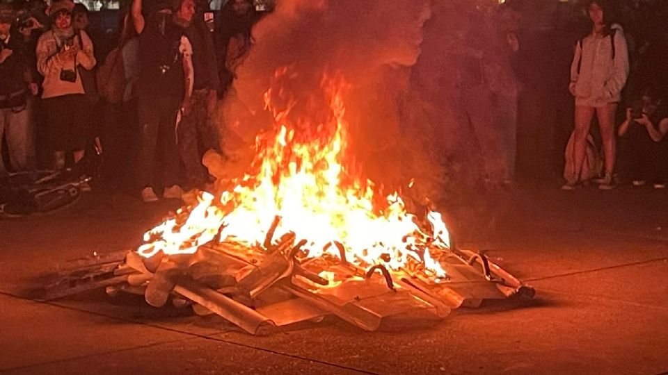 Quema de objetos durante la marcha del 2 de octubre.