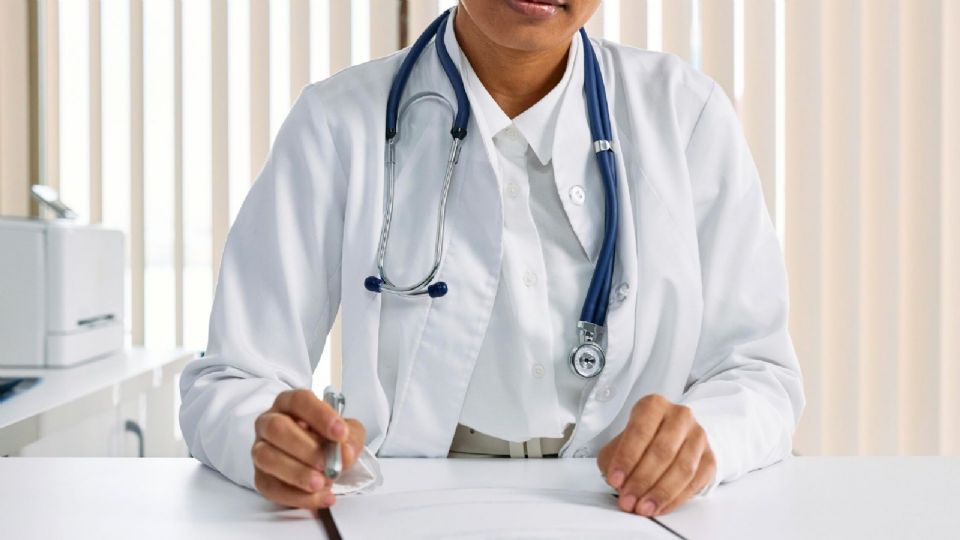 El senador por el PT busca retirar al Comité Normativo Nacional de Consejos de Especialidades Médicas (CONACEM) sus atribuciones.