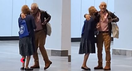 VIDEO | Abuelitos hacen explotar las redes al ser captados bailando en el Metro de la CDMX