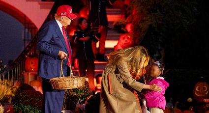 Donald Trump y Melania celebran Halloween entregando dulces en la Casa Blanca