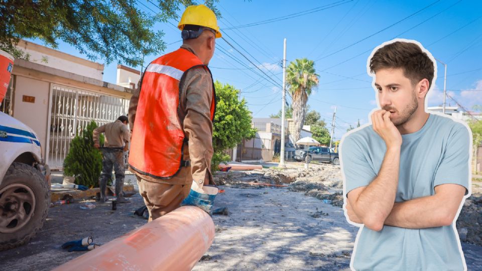 Cuadrillas de Agua y Drenaje de Monterrey trabajan en la reparación de una tubería general.