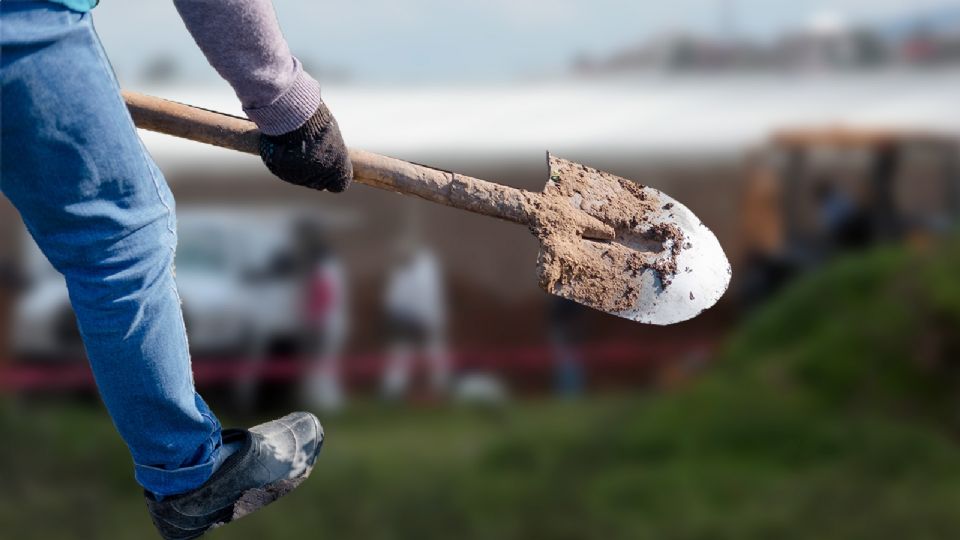Personal de la Fiscalía local detectó una fosa clandestina semicubierta con tierra.