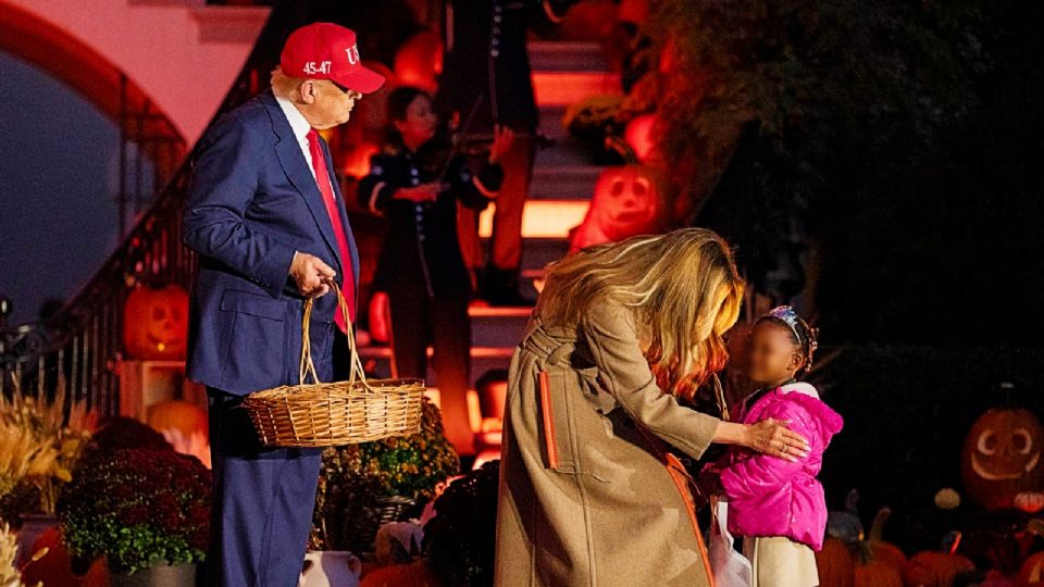 Donald Trump y Melania celebran Halloween entregando dulces en la Casa Blanca.