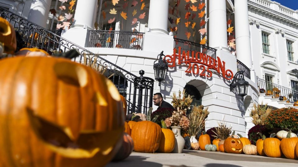 La Casa Blanca está decorada con motivos de Halloween antes de la celebración de esta festividad en el jardín sur de Washington.