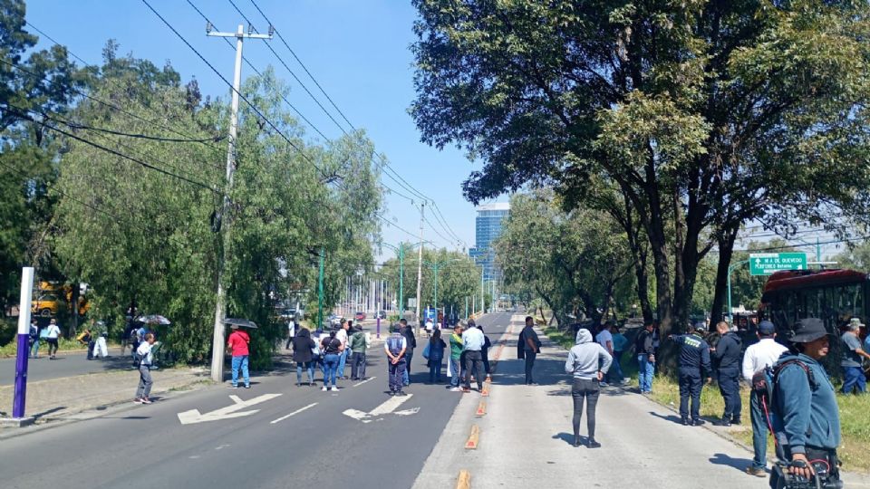 Protesta en la UNAM: trabajadores de seguridad bloquean Insurgentes Sur tras arresto de compañeros.