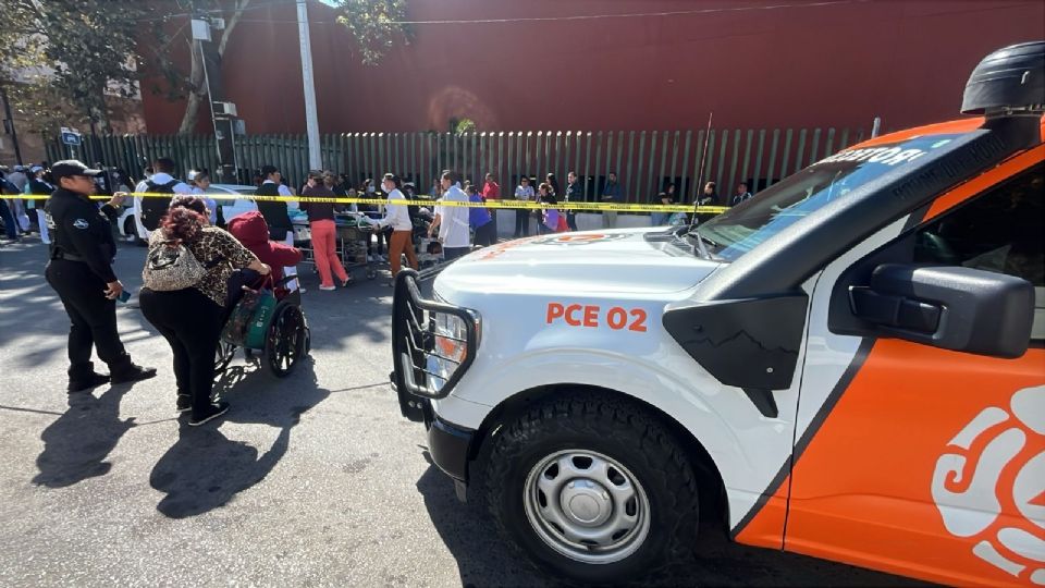 Cuerpos de emergencia controlaron un incendio en la clínica 2 del IMSS en Monterrey; más de 250 personas fueron evacuadas sin reporte de lesionados graves.