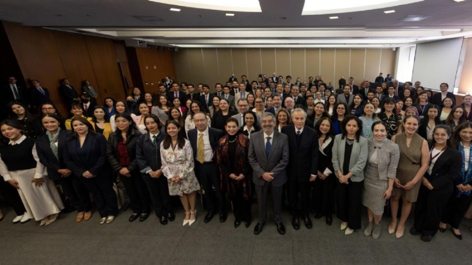 De la Fuente se reunió con 100 becarios en la Cancillería.