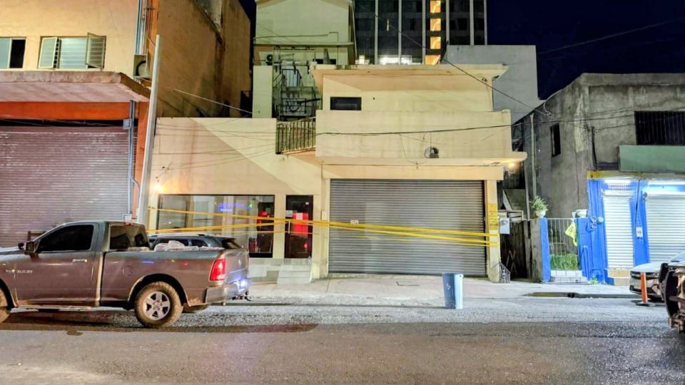 La Fiscalía de Nuevo León aseguró equipo de cómputo, celulares y documentos durante el cateo en el edificio “El Mexicano”, en el Centro de Monterrey.