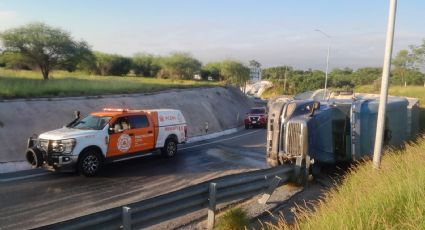 Volcadura de tráiler con 66 vacas deja dos lesionados en Juárez, Nuevo León