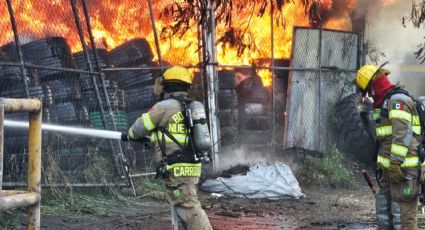 Incendio en negocio de llantas causa alarma en la colonia Moderna de Monterrey