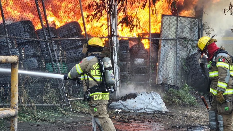 Bomberos y rescatistas trabajaron por varias horas para sofocar el incendio en un almacén de llantas sobre la avenida Ruiz Cortines.