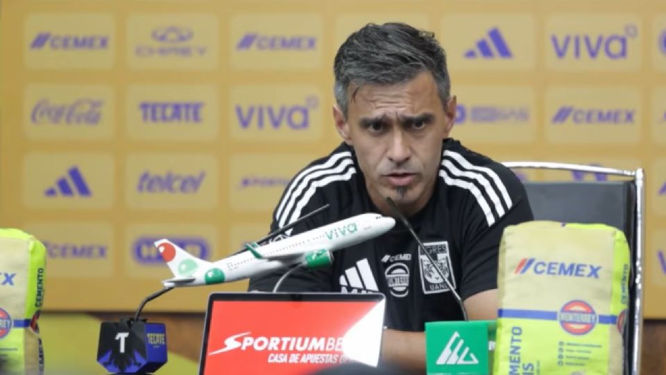 Maxi Velázquez, auxiliar del director técnico Guido Pizarro atendió a la prensa después del partido en el Estadio Universitario.