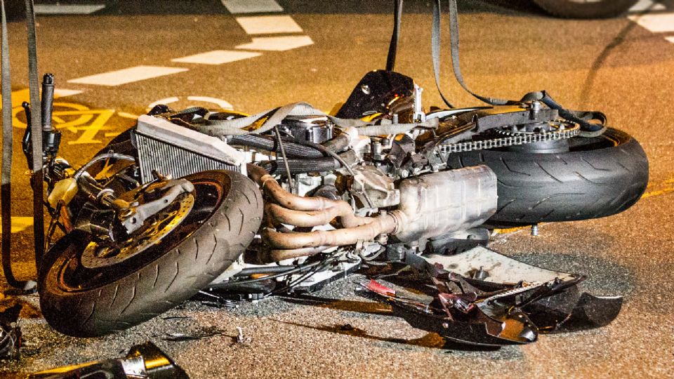 Elementos de Protección Civil de Cadereyta atendieron a un motociclista herido tras un choque en la avenida a Puerto San Jorge, en la colonia Bellavista.