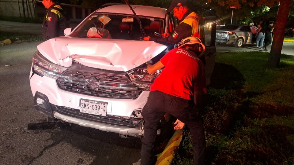 Elementos de Protección Civil de Montemorelos atendieron el choque registrado en el cruce de Tampico y José María Parás.