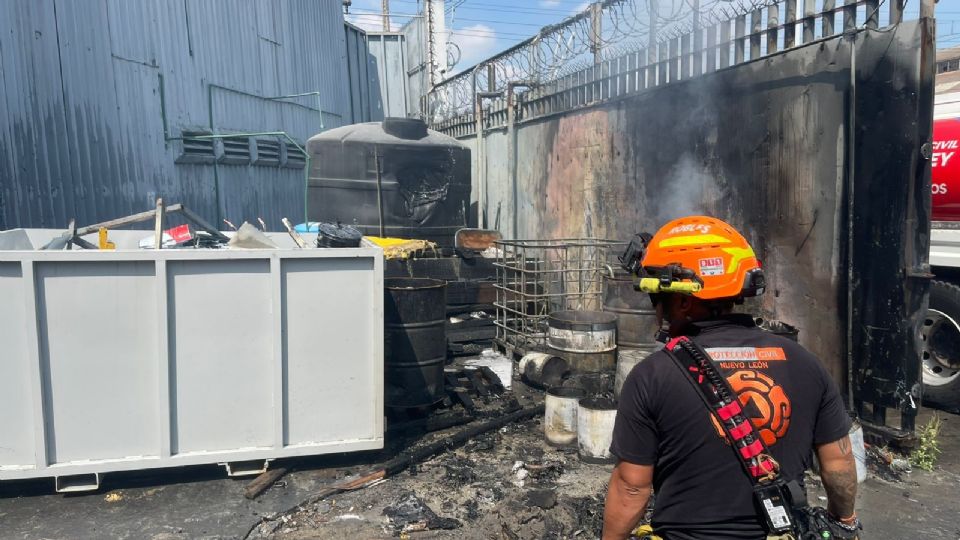 Elementos de Protección Civil Nuevo León acudieron al reporte de un incendio en la entrada de una empresa sobre la avenida Bernardo Reyes.