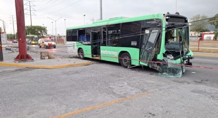 Conductor de Transmetro se duerme al volante y se estrella contra postes en Escobedo