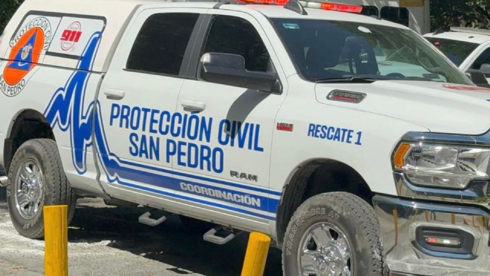 Policías y paramédicos de San Pedro auxiliaron al conductor del Porsche lesionado tras una riña vial.