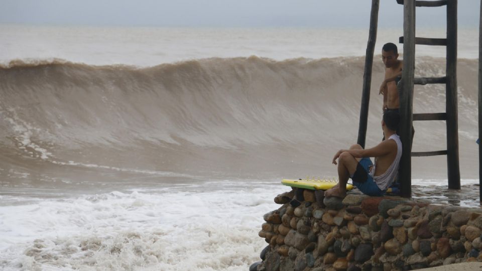 Vista general de la turbulencia marítima previo a la llegada del huracán Willa, en la ciudad de Puerto Vallarta, estado de Jalisco.