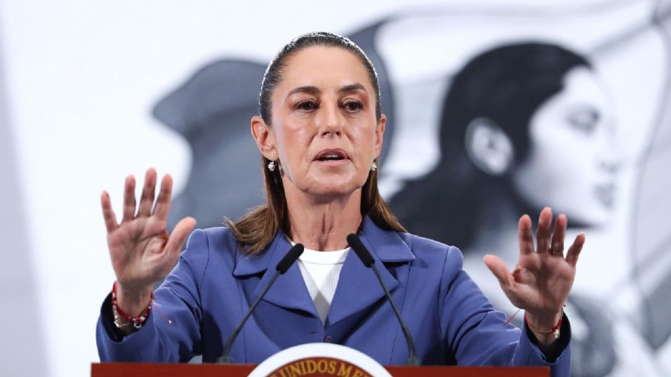 La presidenta de México, Claudia Sheinbaum, habla durante una rueda de prensa este lunes, en el Palacio Nacional en Ciudad de México.