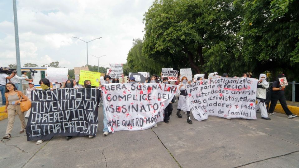 Estudiantes y padres de familia del CCH Sur marcharon en una procesión en silencio para repudiar el acto violento en donde murió un estudiante de ese plantel.