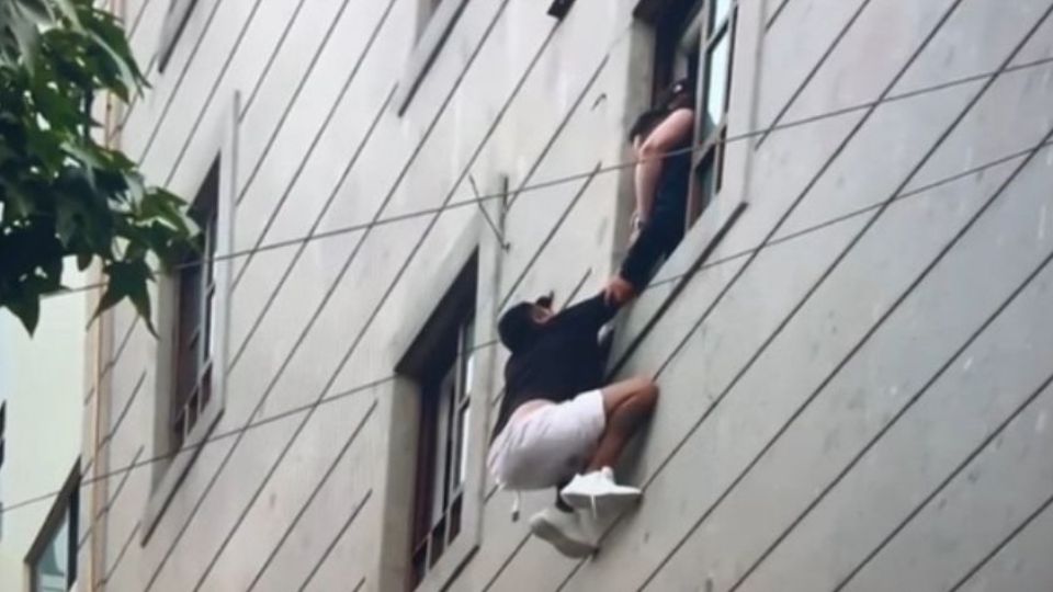 El hombre que saltó desde la ventana del tercer piso de un hotel para quitarse la vida, se salvó.