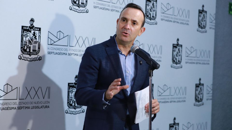 Carlos de la Fuente propuso un permiso digital gratuito para regular la circulación de vehículos foráneos en Nuevo León.