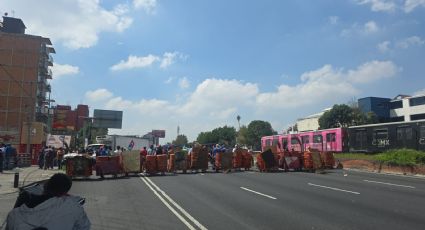 Trabajadores de limpia bloquean vialidad en Calzada de Tlalpan cerca del Metro Xola