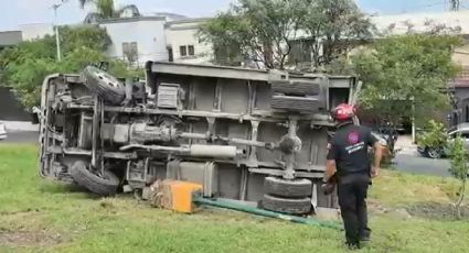 Se queda sin frenos y vuelca camión de agua en Cumbres; hay dos lesionados