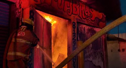 Incendio en local de alfombras moviliza a cuerpos de auxilio en Monterrey