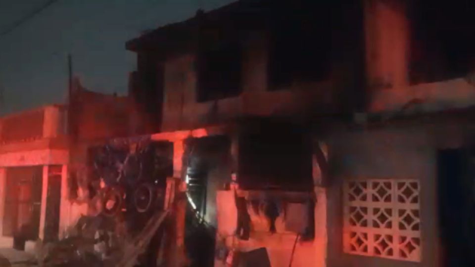 Bomberos y elementos de Protección Civil trabajaron en la extinción del incendio donde un hombre perdió la vida en la colonia Tierra Propia del municipio de Guadalupe.