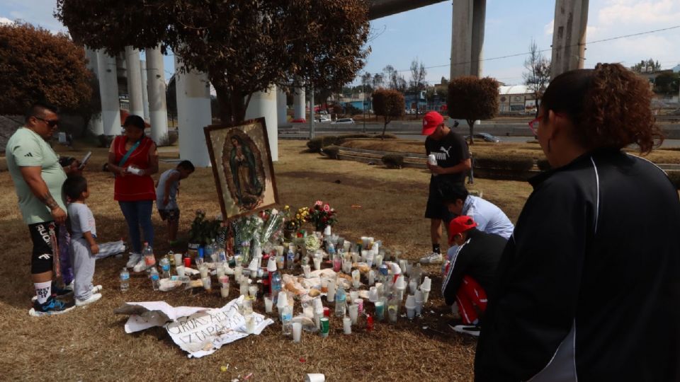 Vecinas y vecinos continúan llevando veladoras al memorial que sigue creciendo en el Puente de la Concordia.