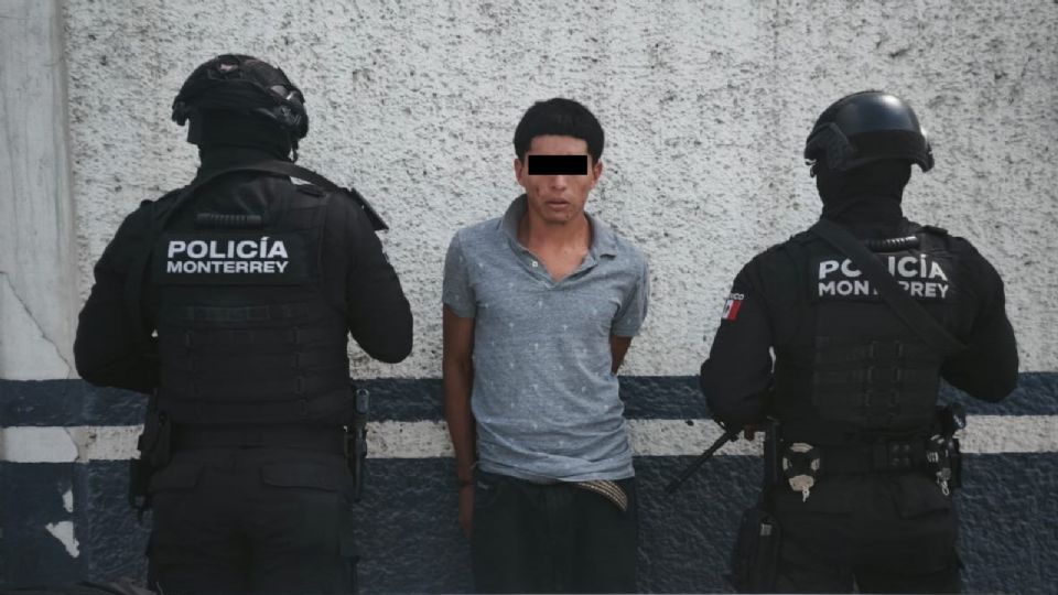 Bayron Alexander M., de 25 años y origen hondureño, fue detenido por la Policía de Monterrey con un arma de fuego, cartuchos y 13 dosis de cocaína en la colonia Industrial.