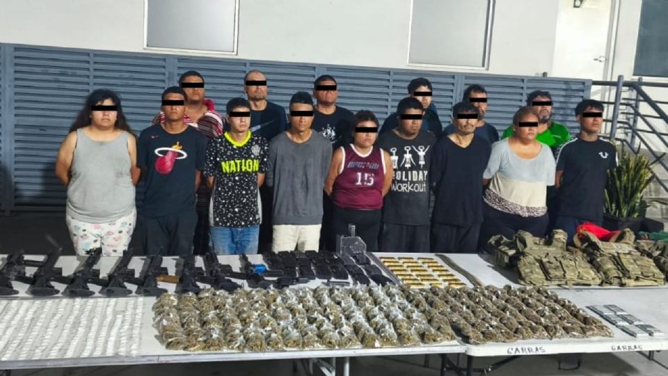 Autoridades muestran parte del armamento y drogas aseguradas durante el operativo en Topo Chico, Monterrey, tras la presentación de los 15 imputados vinculados a proceso.