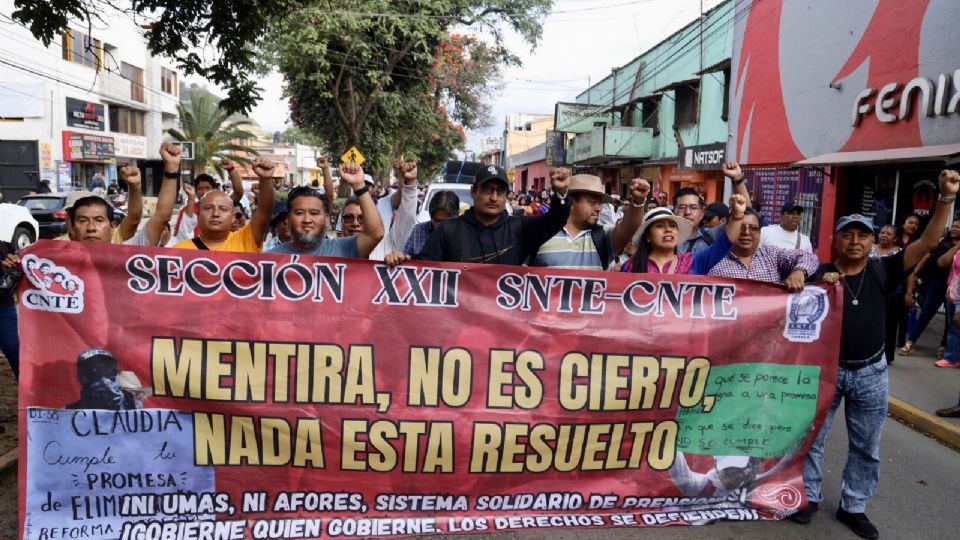 Integrantes de la Sección 22 de la Coordinadora Nacional de Trabajadores de la Educación (CNTE) se manifestaron por la visita de la presidenta Claudia Sheinbaum Pardo a Oaxaca.