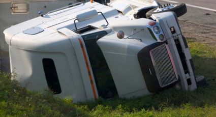 Muere hombre al volcarse tráiler en la Carretera 57 de Galeana