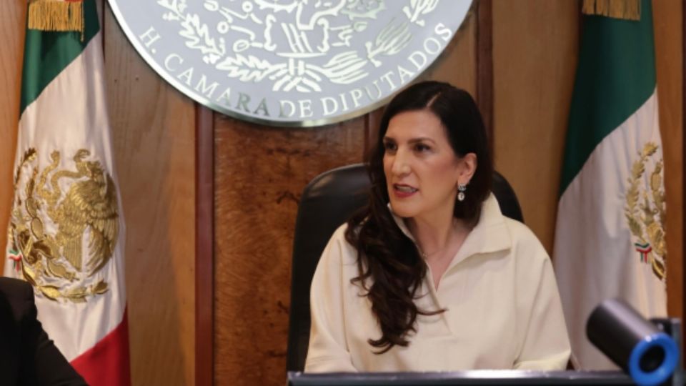 Kenia López Rabadán, diputada se llamó presidenta de la República