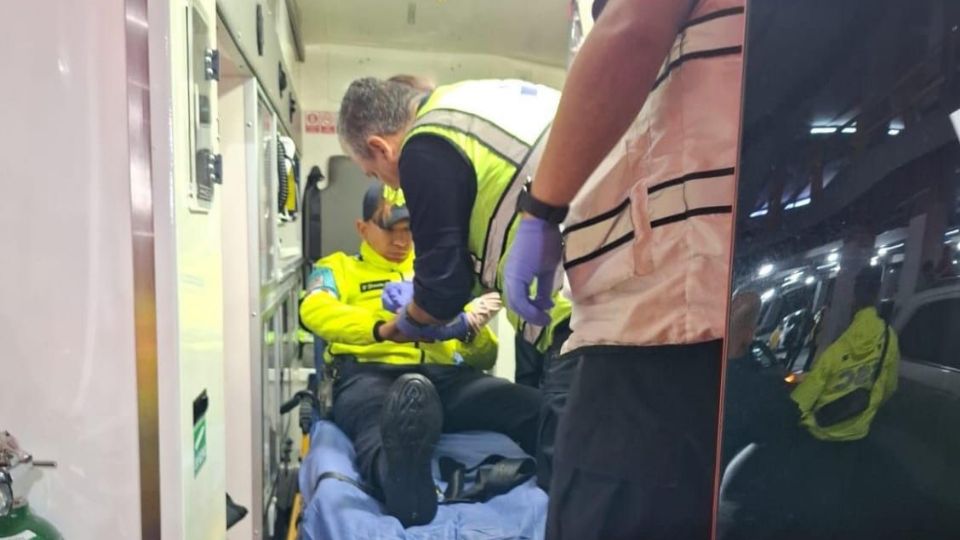Paramédicos que atendieron al policía le diagnosticaron traumatismo craneoencefálico superficial.
