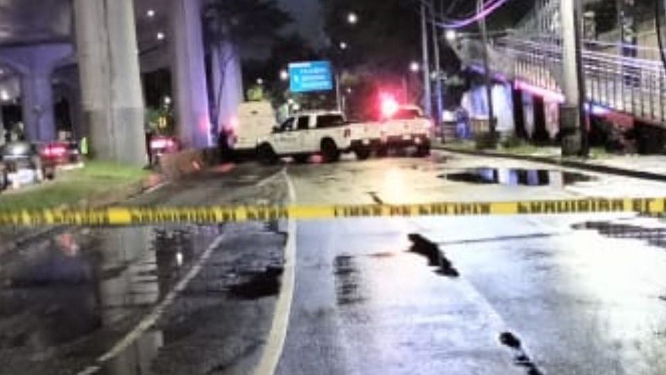 Agentes y peritos de la Fiscalía capitalina llevan a cabo las primeras diligencias.