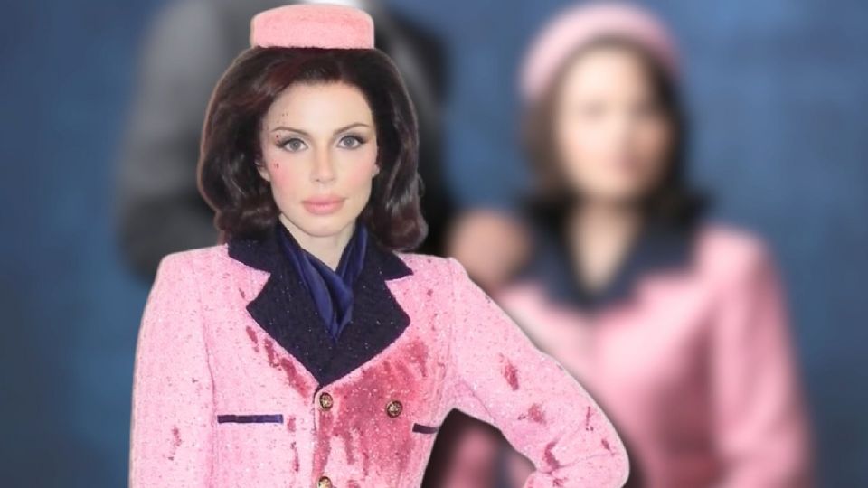 No solo replicó el atuendo con precisión, sino que acentuó las manchas de sangre, exagerando su presencia.