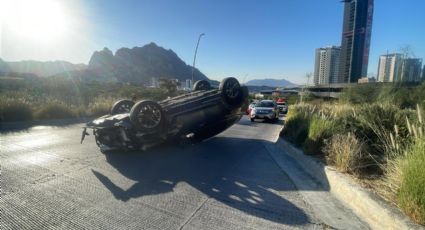 Dos jóvenes resultan lesionados tras volcar en Santa Catarina por exceso de velocidad