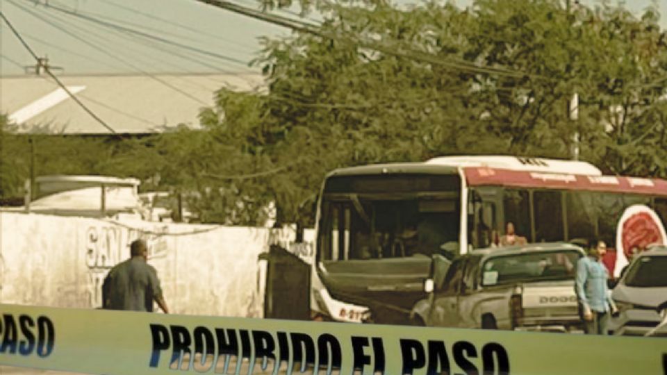 El conductor de una camioneta Dodge Ram perdió la vida tras brincar el camellón y chocar de frente contra un camión urbano en la Avenida Rómulo Garza, en San Nicolás.