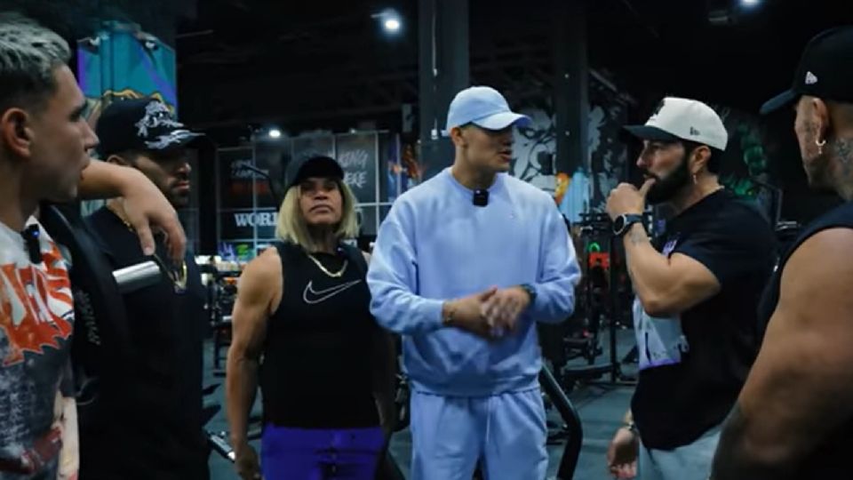 En redes sociales circula el video donde Konan Big golpea a un joven durante la grabación del programa Jalando Fierro con El Bogueto en un gimnasio de Monterrey.