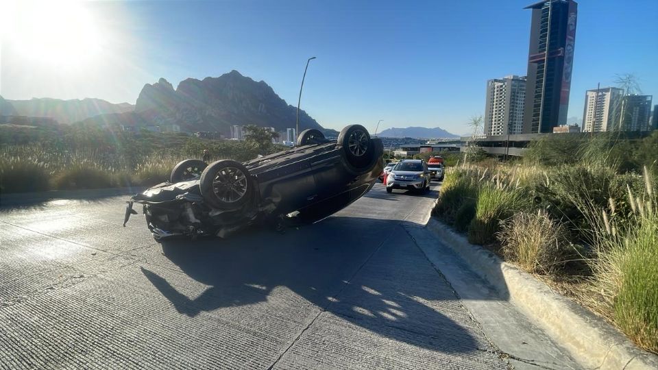 Camioneta volcada en la Avenida Alfonso Reyes, Santa Catarina, tras chocar con un vehículo detenido; dos jóvenes resultaron lesionados.