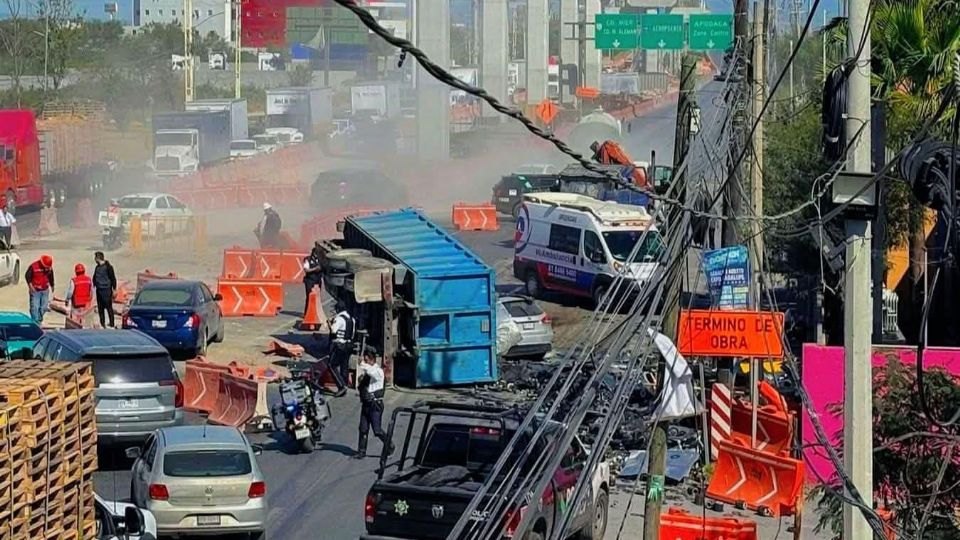 Camión de carga volcado y vehículos dañados bloquean la avenida Miguel Alemán en Apodaca, Nuevo León, provocando fuerte caos vial y operativo de emergencia.