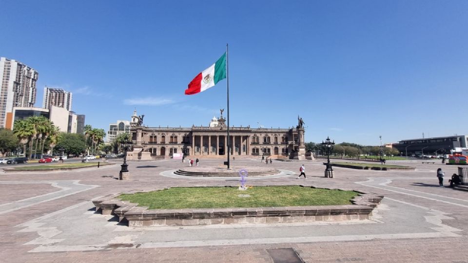 Autoridades de Nuevo León preparan el trazo topográfico para plantar 64 árboles de gran tamaño en la Explanada de los Héroes.
